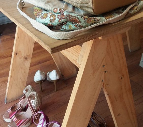 Mesa con ropa de Unique Bazaar