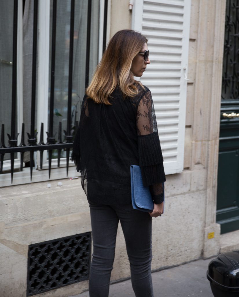 Karinna Bello en las calles de Paris con una tenida negra
