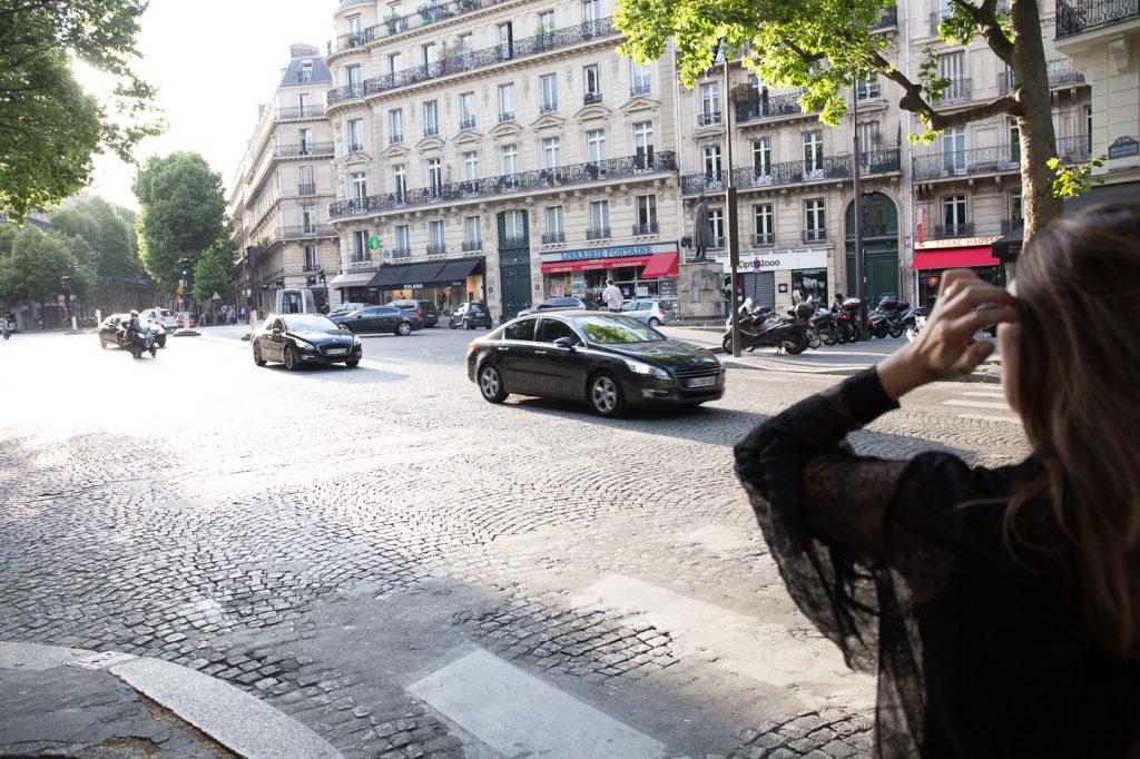 Karinna Bello esperando para cruzar una calle de Paris