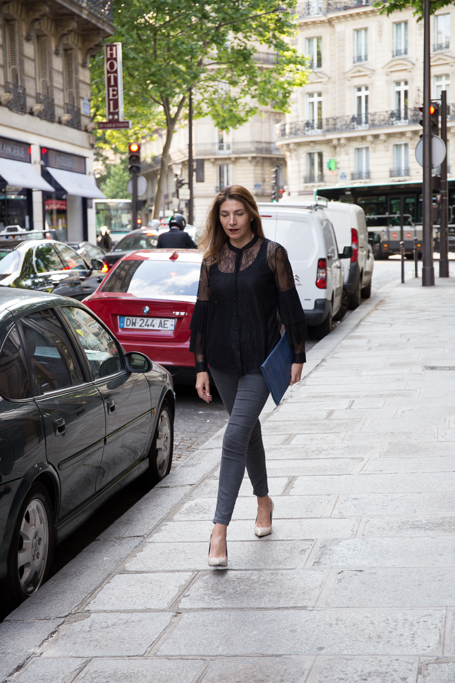 Karinna Bello en las calles de Paris