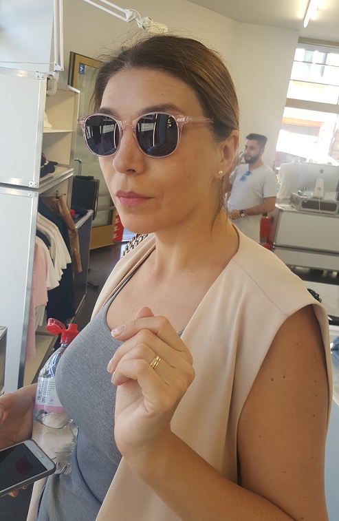 Karinna Bello con unos lentes de sol claros